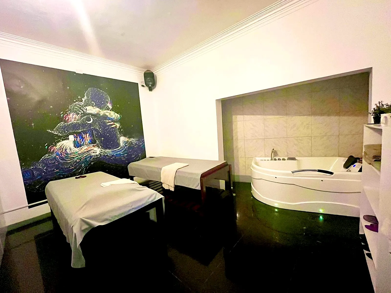 Sala de jacuzzi y camillas de Qoeurs Spa